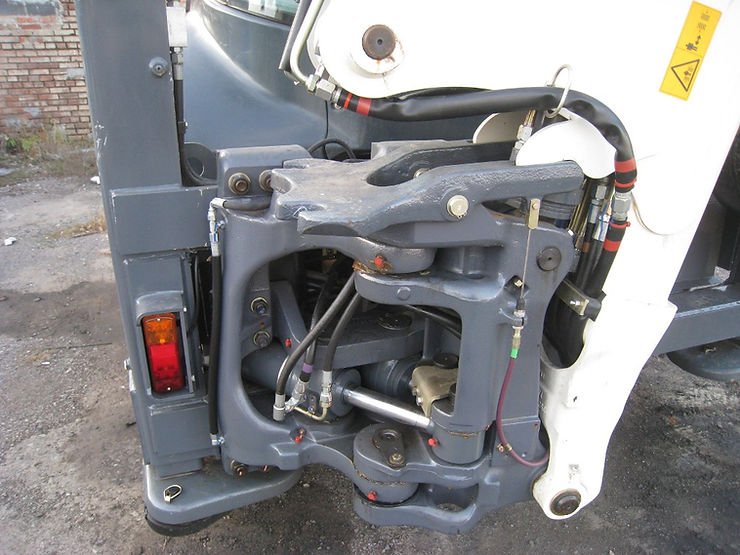 каретка TEREX установлена на экскаватор погрузчик
