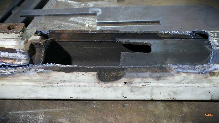 демонтироуем лопнувший метал внутри выдвижной секции стрелы экскаватора Terex