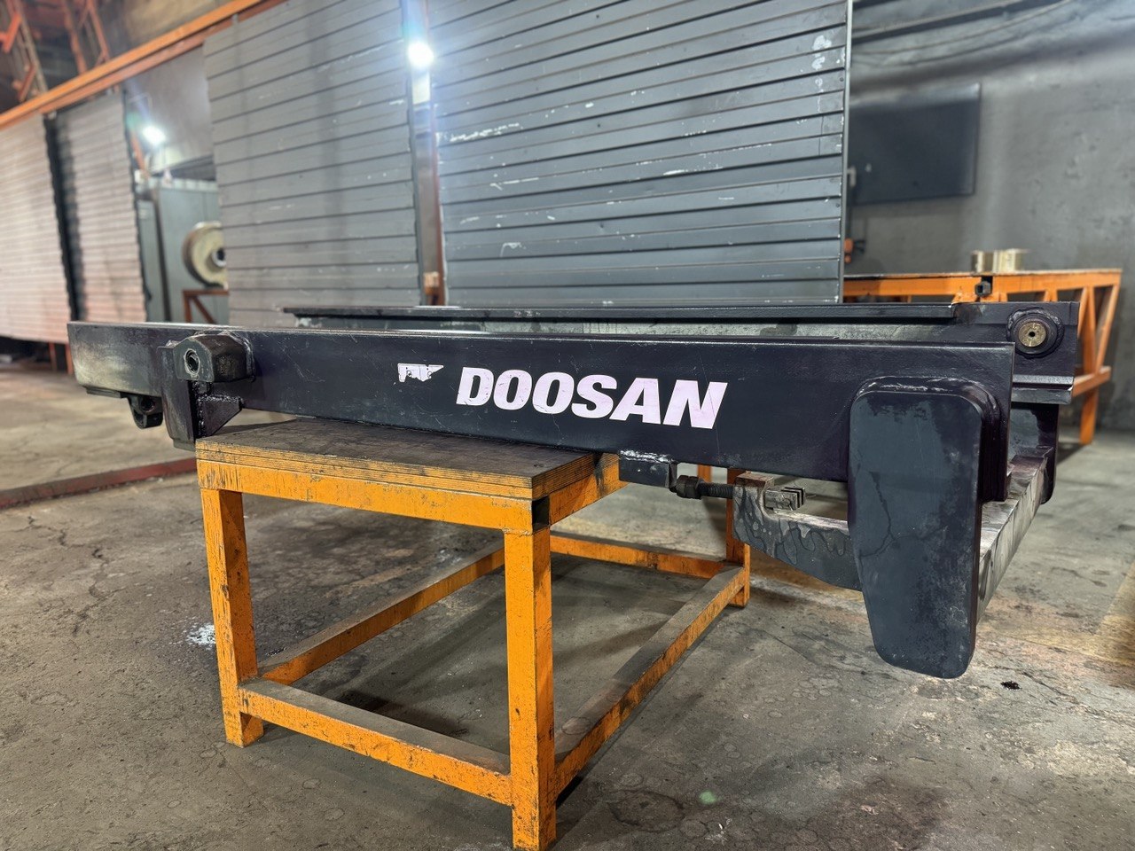 Усиление металлоконструкций накладками при ремонте мачты Doosan